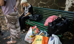 Près du pont Morandi, à Gênes, des personnes attendent leur évacuation le 16 août 2018