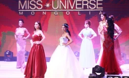 Solongo Batsukh (deuxième à gauche), la médiatique reine de beauté transgenre au concours de Miss Univers Mongolie, à Oulan-Bator le 17 octobre 2018
