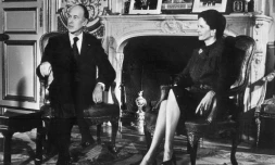 Valéry Giscard d'Estaing, accompagné de sa femme Anne-Aymone, s'apprête à adresser ses voeux présidentiels aux Français, le 31 décembre 1975 à l'Elysée