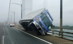 Photo d'un camion renversé par le typhon fournie par la préfecture de police de Kagawa le 4 septembre 2018.
©JIJI PRESS/AFP  JIJI PRESS