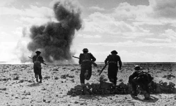 Des soldats Alliés dans le désert égyptien près d'El-Alamein, en 1942