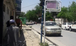 Des habitants sur les lieux d'une attaque dans le quartier de Shar-e-Naw, au centre de Kaboul, le 9 mai 2018 en Afghanistan