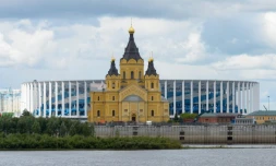 Le stade de Nijni Novgorod près de la cathédrale Saint-Alexandre-Nevski