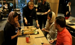 Des clients iraniens servis dans un restaurant d'une chaîne française de sushis dans le nord de Téhéran, le 16 juillet 2017 