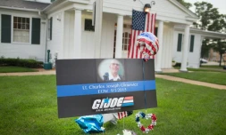 Une pancarte en hommage au policier Charles Joseph Gliniewicz, surnommé "G.I. Joe", devant la maison funéraire où a il a été enterré le 7 septembre 2015, à Fox Lake dans l'Illinois
