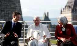 Le pape François entouré du Premier ministre canadien Justin Trudeau et de la gouverneure générale Mary Simon, à Québec, le 27 juillet 2022