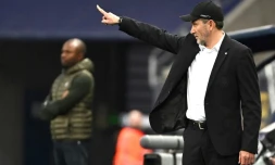 L'entraĂźneur de Toulouse Philippe Montanier replace ses joueurs lors du choc de L2 Ă Sochaux, le 19 avril 2022