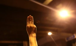 Les militants pro-démocratie thaïlandais, le 18 octobre 2020 à Bangkok  ont adopté les trois doigts levés du geste de défiance de la série Hunger Games