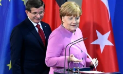 Le Premier ministre turc, Ahmet Davutoglu , et la chancelière allemande Angela Merkel à Berlin, le 22 janvier 2016