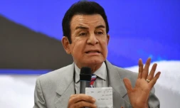 Salvador Nasralla, candidat à la présidence pour le parti libéral d'opposition, s'adresse à ses partisans à Tegucigalpa le 5 décembre 2025