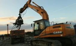 Une pelleteuse démantèle une baraque dans le camp de migrants de Calais, le 28 octobre 2016