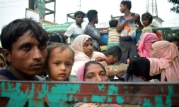 Des réfugiés rohingyas à l'arrière d'un camion, à Ukhiya, le 3 septembre 2017 au Bangladesh