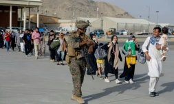 Evacuation d'Afghans par des militaires américains, le 18 août 2021 sur l'aéroport de Kaboul