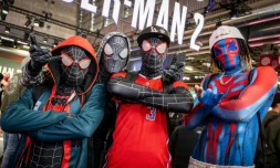 Des personnes déguisées en Spiderman posent lors du salon "Paris Games Week", le 1er novembre 2023