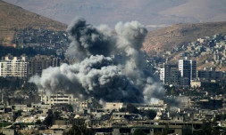 Des forces aériennes syriennes frappent la zone contrôlée par les rebelles de Qabun, à l'est de la capitale Damas, le 6 mars 2017