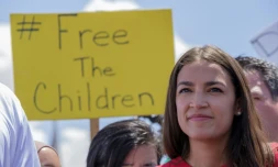 La démocrate Alexandria Ocasio-Cortez a visité avec un groupe d'élus au CongrÚs américain deux centres de détention pour migrants clandestins de la police aux frontiÚres à El Paso et Clint, au Texas, le 1er juillet 2019
