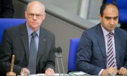 Le président du Bundestag Norbert Lammert (g) aux côté du député Grünen Özcan Mutlu lors du vote reconnaissant le génocide arménien, le 9 juin 2016