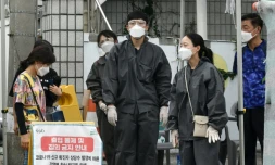 Des agents gouvernementaux en combinaison de protection contrôlent l'accès à l'église Sarang Jeil, le 17 août 2020 à Séoul, en Corée du Sud