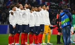 Les joueurs de l'équipe de France filmés par une caméra de télévision lors des hymnes, avant le match amical contre la CÎte d'Ivoire, le 25 mars 2022 à Marseille