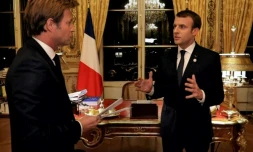 Capture d'image de l'interview télévisée de France 2 entre le président Emmanuel Macron et le journaliste Laurent Delahousse (g), le 17 décembre 2017 à l'Elysée, à Paris