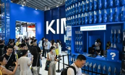 Des visiteurs sur le stand de la start-up chinoise Moonshot AI qui a lancé le nouveau modèle d'intelligence artificielle (IA) Kimi K3, le 18 juillet 2026 à Shanghaï