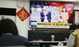 Une télévision diffuse un reportage dans un restaurant de Taipei, le 14 mai 2026, à Taïwan, montrant la rencontre entre le président américain Donald Trump et le président chinois Xi Jinping à Pékin