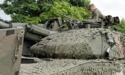 Photographie diffusée le 4 août 2023 par le service de presse du ministÚre russe de la Défense montrant le ministre Sergueï Choïgou pendant une visite en Ukraine