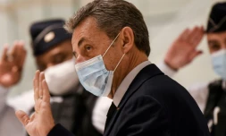 L'ancien président Nicolas Sarkozy salue d'un geste les policiers au dernier jour de son procÚs pour corruption le 10 décembre 2020 au Palais de justice de Paris