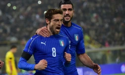 L'attaquant de l'équipe d'Italie Graziano Pellè (d) congratule Claudio Marchisio (g) auteur d'un penalty  face à La Roumanie en amical, le 17 novembre 2015 à Bologne 