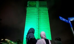 Des personnes se recueillent au pied de la tour Grenfell à Londres, le 14 juin 2018, un an après l'incendie qui a coûté la vie à 71 personnes