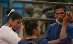 Famille d'une personne détenue à la prison Guayas 1 à Guayaquil, en Équateur, le 13 novembre 2021