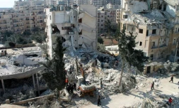 Des syriens recherchent des survivants dan les décombres d'un immeuble, le 7 février 2017 à Idleb non loin d'Alep