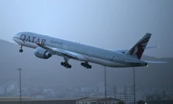 Un avion de la Qatar Airways décolle de l'aéroport de Kaboul transportant des étrangers et des Afghans à destination de Doha, le 10 septembre 2021