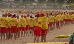 Des centaines de sauveteurs australiens réunis en silence sur la plage de Bondi à Sydney, le 20 décembre 2025