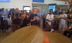 Mardi 2 novembre 2010: Accueil de Danyel Waro à l'aéroport Roland Garros (photo DR)