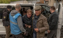 Des civils ukrainiens de la localité de Vovchansk arrivent à un point d'évacuation à Kharkiv, dans le nord-est du pays, le 11 mai 2024