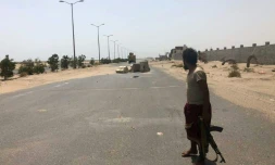 Un combattant des forces progouvernementales yéménites soutenues par une coalition emmenée par Ryad se tient sur une route dans le secteur de l'aéroport de Hodeida, dans l'ouest du Yémen, le 18 juin 2018