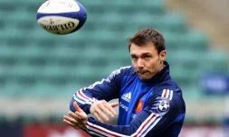 L'ailier du XV de France Vincent Clerc passe le ballon lors d'une séance d'entraßnement à Twickenham, le 22 février 2018