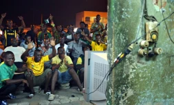 Des supporters togolais suivent sur une télévision en plein air le quart de finale de la CAN contre le Burkina Faso, le 3 février 2013 à Lomé