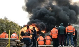 Des salariés et syndicalistes d'Ascoval bloquent le site de l'aciérie, le 25 octobre 2018à Saint-Saulve, dans le Nord