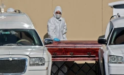 Un cerceuil d'un mort du Covid-19 est transporté hors de l'hopital de San Jose à Santiago, le 5 juin 2020