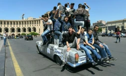De jeunes Arméniens partisans de l'opposition défilent sur une voiture dans Erevan le jeudi 26 avril 2018