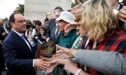 François Hollande lors d'un bain de foule place de la Concorde le 14 juillet 2015 à Paris