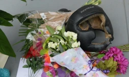 Un casque de boxe, des fleurs sont deposés comme des souvenirs, le 4 juin 2016 devant la maison où a grandi Mohamed Ali à Louisville