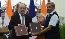 Le ministre français de la Défense et son homologue indien Manohar Parrikar le 25 janvier 2016 à New Dehli lors des tractations sur la vente d'avions de chasse Rafale à l'Inde