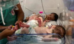 Du personnel médical s'occupe de bébés prématurés à l'hÎpital al-Chifa, à l'hÎpital émirati basé à Rafah, dans le sud de la bande de Gaza, le 19 novembre 2023