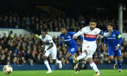 Le capitaine lyonnais Nabil Fekir transforme un penalty et lance l'OL vers un succès sur la pelouse d'Everton, le 19 octobre 2017 à Liverpool