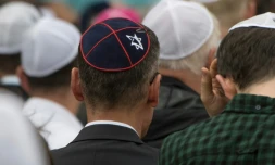 Des hommes coiffés d'une kippa participent à un rassemblement contre l'antisémitisme, le 14 mai 2018 à Berlin
