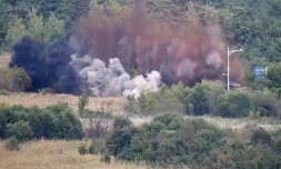 Image tirée d'une vidéo publiée par le ministÚre sud-coréen de la Défense, filmée depuis un lieu non divulgué en Corée du Sud, le long de la frontiÚre intercoréenne, montrant une explosion sur une route reliant la Corée du Nord et la Corée du Sud, le 15 octobre 2024