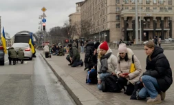 Des habitants de Kiev un genou à terre à la mémoire des soldats ukrainiens tombés au combat, le 3 janvier 2025